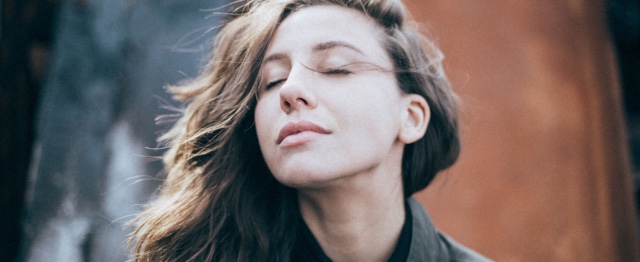 Vrouw met haar ogen dicht, genietend, aanvaard