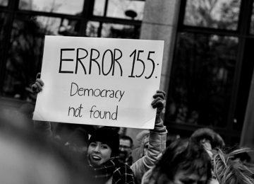 Is de democratie verstrikt in een langdurige doodsstrijd?
