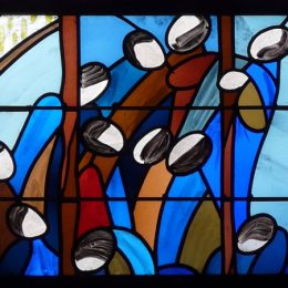 Afgebeeld is een fragment van een raam uit een cyclus van vier, gemaakt door de kunstenares Christine Cocar. Zij bevinden zich in de kerk van het Bretonse plaatsje Saint-Alban. Mensen die zich oprichten naar het licht, uit de duisternis
