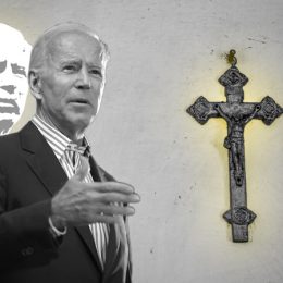 Katholiek Joe Biden en tegen de achtergond een crucifix