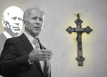 Katholiek Joe Biden en tegen de achtergond een crucifix