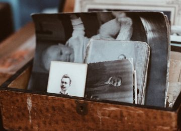 Houten kistje met oude, zwart-wit foto's