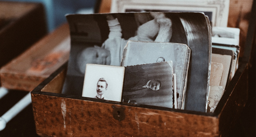 Houten kistje met oude, zwart-wit foto's