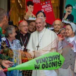 Paus Franciscus tussen de mensen tijdens de synode over de Amazone, waarin ook synodaliteit een kernwoord was