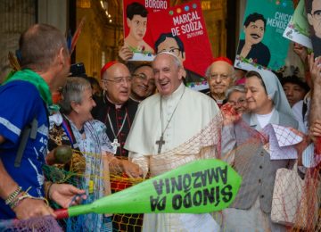 Paus Franciscus tussen de mensen tijdens de synode over de Amazone, waarin ook synodaliteit een kernwoord was