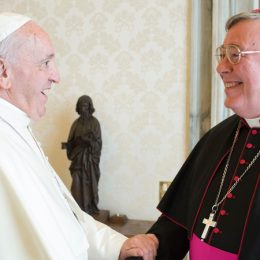 Jean-Claude Höllerich schudt paus Franciscus de hand.