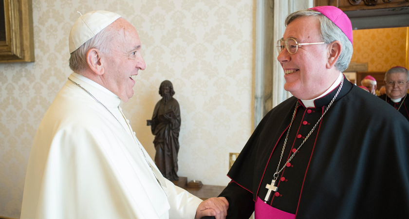 Jean-Claude Höllerich schudt paus Franciscus de hand.