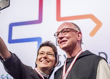 Twee religieuze bij een vergadering van de Duitse Synodale Weg nemen een selfie