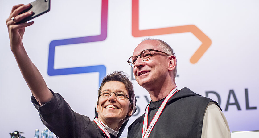 Twee religieuze bij een vergadering van de Duitse Synodale Weg nemen een selfie