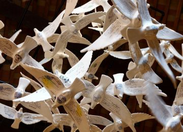 De installatie Suspended Together (Samen opgehangen, 2011) van de Saoedi-Arabische kunstenares Manal AlDowayan toont een groep witte porseleinen duiven.