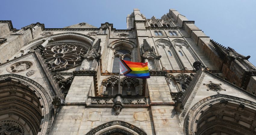 "Paus moet met een open hart luisteren naar homoseksuele priesters"