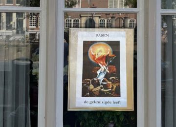 Heiligen achter het raam in Amsterdam