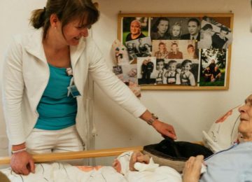 Wachten op de zorg in het verzorgingshuis tijdens #advent