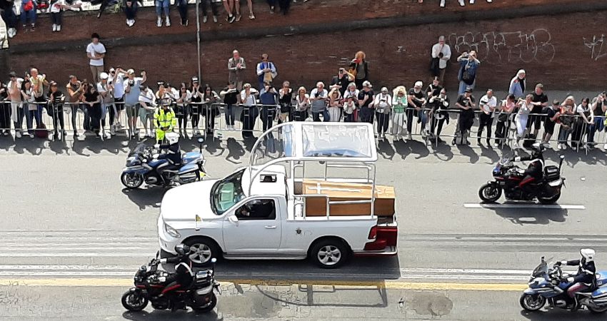 Dagelijks verslag uit Rome | Antiklerikale Rome omarmt paus op het geuzenplein 5