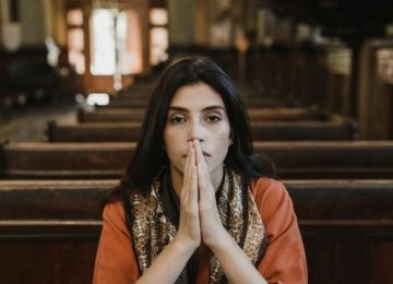 Laat de Belgische Kerk voorop lopen en de vrouwelijke blik omarmen