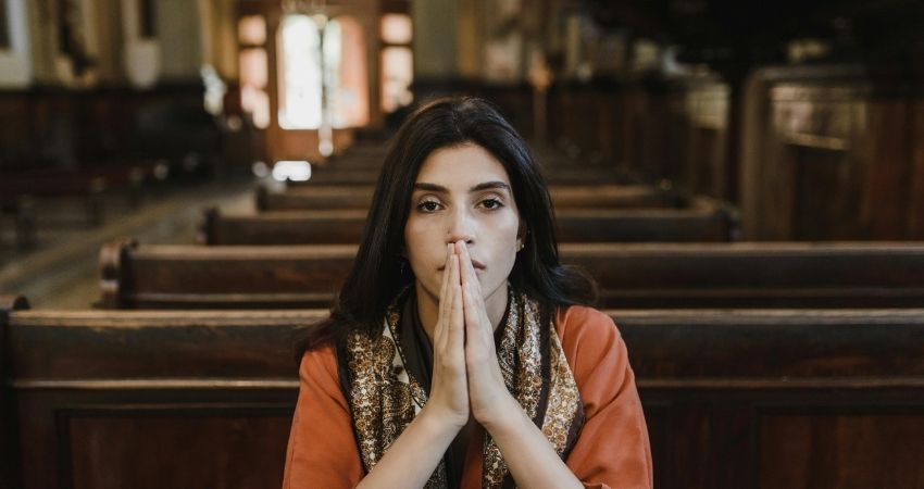 Laat de Belgische Kerk voorop lopen en de vrouwelijke blik omarmen